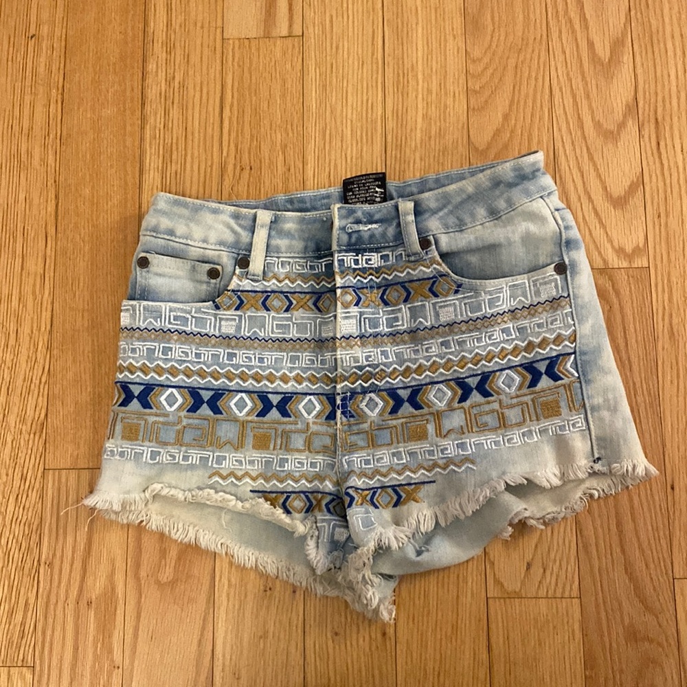 Adorable high waisted Jean short w pattern